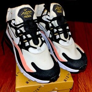 Kids Nike’s size 6, excellent condition.